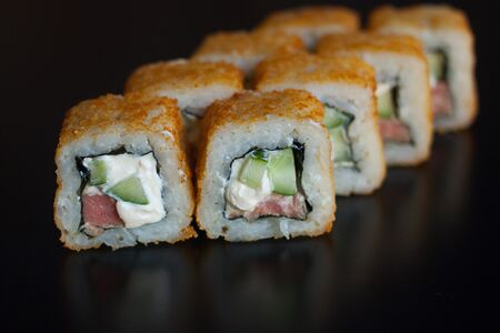 Темпура ролл с копчёным лососём