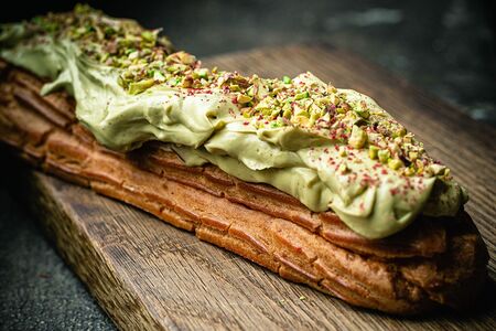 Фисташковый эклер