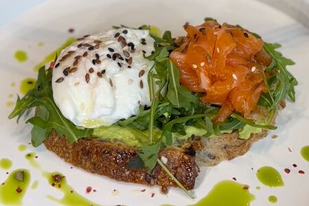 Лосось, яйцо пашот и гуакамоле на обжаренном хлебе