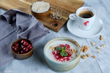 Рисовая каша с ягодным соусом и миндалем