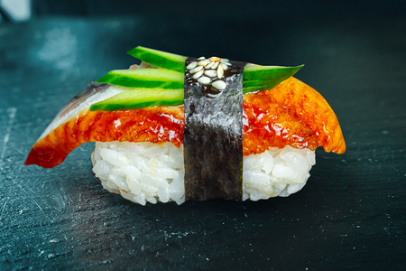 Суши с угрем и огурцом