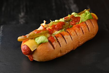 Хот-дог мексиканский с соусом сальса