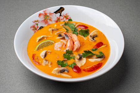 Том ям с морепродуктами