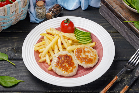 Котлетки куриные с картофелем фри