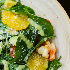 Теплый салат с креветками и авокадо