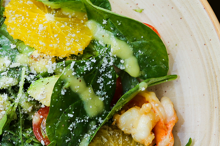 Теплый салат с креветками и авокадо