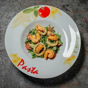 Тёплый салат с морепродуктами