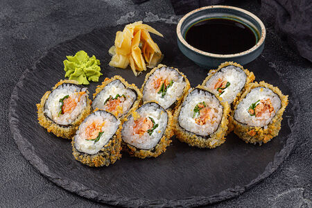 Теплый ролл с лососем