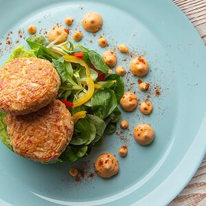 Крабовые котлеты на пюре из корня сельдерея и петрушки с крабовым соусом