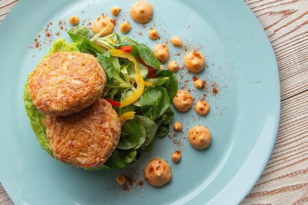 Крабовые котлеты на пюре из корня сельдерея и петрушки с крабовым соусом