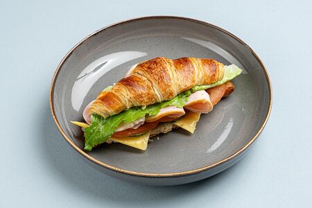 Круассан с куриным рулетом