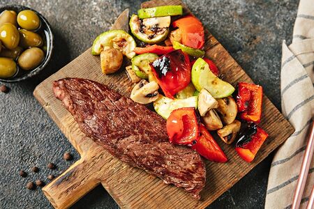 Стейк Бавет с овощами гриль