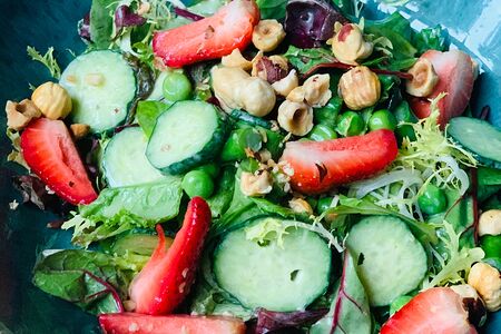 Зелёный салат со спаржей, клубникой и авокадо