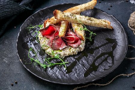 Паста из печеного баклажана с кинзой, ростбифом и чиабаттой