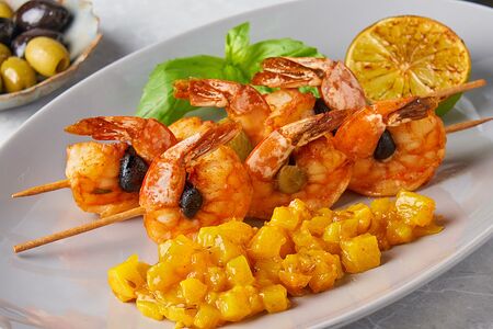 Тигровые креветки на гриле с чатни из ананаса