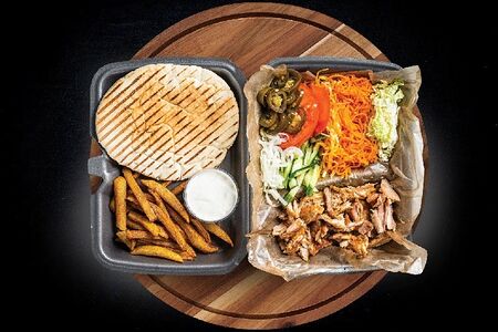 Шаурма в тарелке Острая с картошкой фри