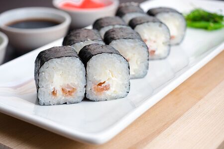 Ролл с лососем и сыром