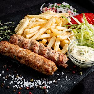 Люля-кебаб из баранины на тарелке