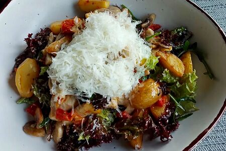 Салат с куриной грудкой гриль