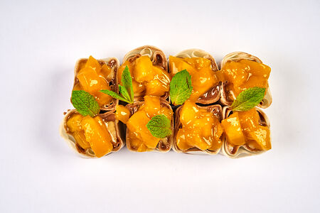 Сладкий ролл с манго