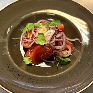 Салат со сладкими помидорами и луком