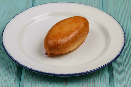 Пирожок с яйцом и луком