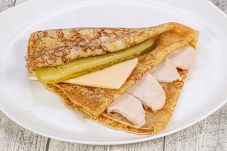 Блин с копченой грудкой, огурцом и сыром