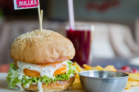 Бургер, фри, соус, морс