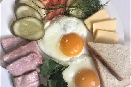Глазунья из двух яиц с ветчиной и сыром