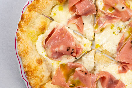 Пицца со страчателлой и мортаделлой
