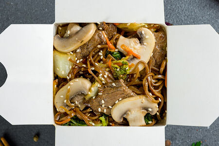 Классический вок с говядиной соба