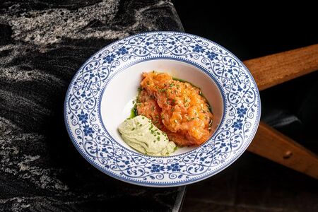 Тартар из лосося с муссом из авокадо