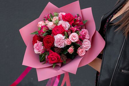 Букет цветов из роз и альстромерии Восторженные взгляды