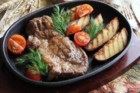 Свиная отбивная на гриле с картофелем по-деревенски