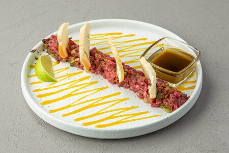 Тартар из мраморной говядины и вяленых томатов 