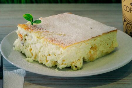 Запеканка творожная с изюмом