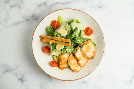 Салат Цезарь с курицей