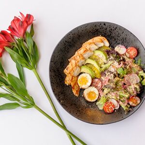 Кобб с цыпленком гриль и авокадо