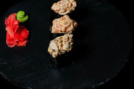 Гункан Спайси с лососем