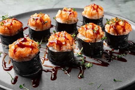 Запеченный ролл Сейкен с кальмаром