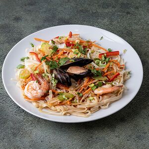 Рисовая лапша с морепродуктами