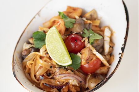 Лапша удон с креветками в соусе том ям