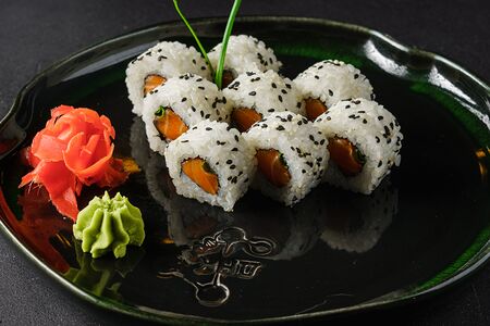 Ролл острый лосось