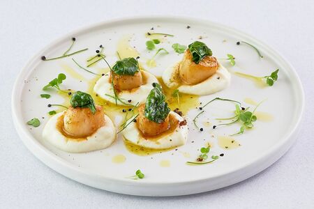 Гребешки на пюре из цветной капусты с припущенным шпинатом