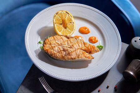 Большой стейк из лосося