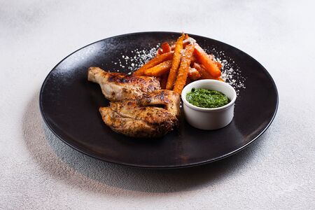 Цыплёнок алла Дьявола с бататом фри и салса верд