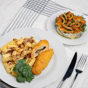Котлета по-киевски с макаронами, салат Грибная полянка