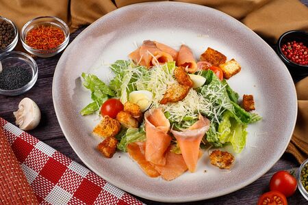 Салат Цезарь с лососем