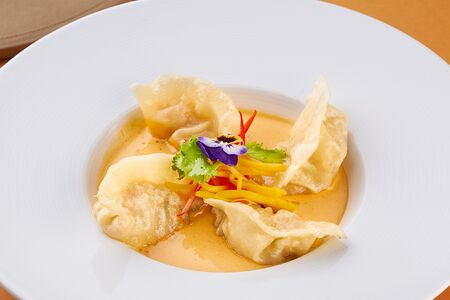 Дамплинги с гребешками, креветками и крабом