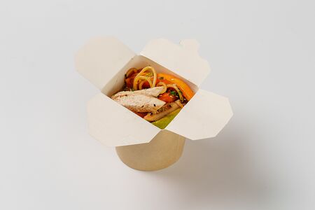Вок-лапша Спагетти с курицей и овощами в соусе терияки